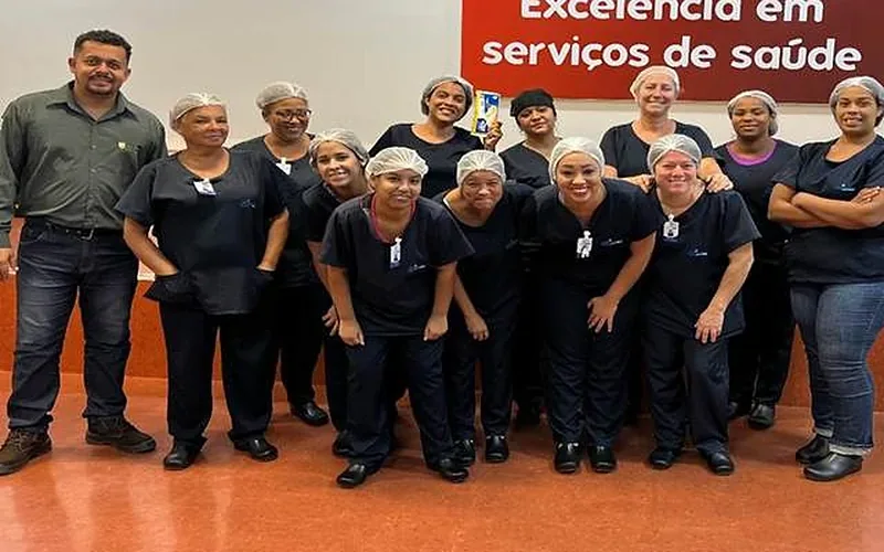 Turma de colaboradores de um hospital reunida após treinamento de segurança
