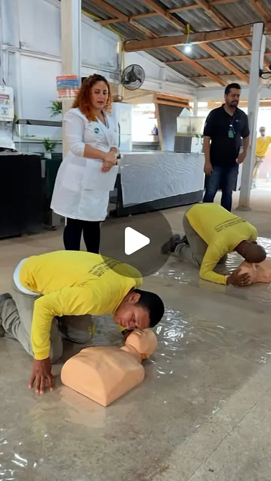 Vídeo: Treinamento de primeiros socorros básico com prática em manequim