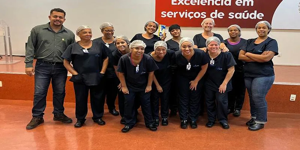 Turma de colaboradores de um hospital reunida após treinamento de segurança